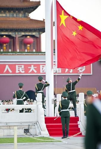 8万群众汇聚天安门广场参加升旗:为祖国而骄傲