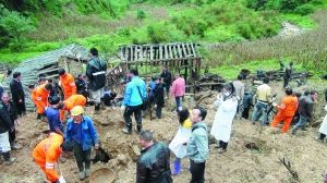 云南彝良山体滑坡19人被埋