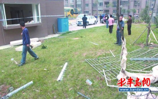 金沙路一小区居民家液化气爆燃女房主被炸飞