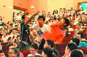 在海大演讲称可以扔鞋子司马南没想到真有人扔