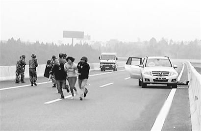 枪匪广南高速劫持女子被毙