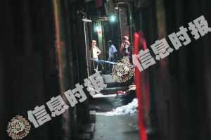 一女卡在两楼之间