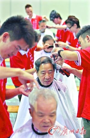 回报市民爱心相助碧心爸爸再开义剪