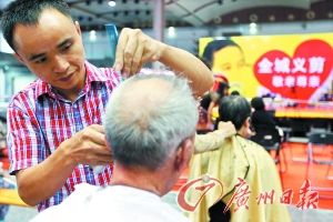 回报市民爱心相助碧心爸爸再开义剪