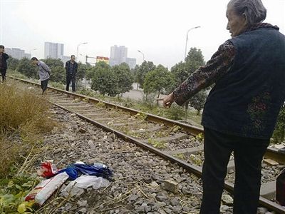 货运列车撞倒一老人