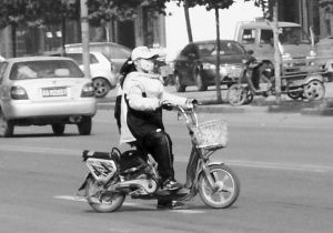 骑车“反穿衣”可得悠着点儿