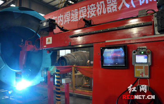 中联重科搅拌筒内焊缝焊接机器人投入使用
