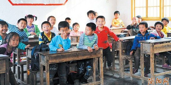 浏阳年内将搬两万套新桌椅进偏远学校教室