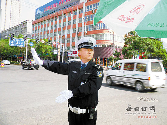 最美警察苏卫东载誉归来 曾当"电线杆交警"感动兰州市民