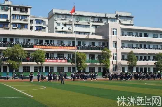 预先警报刚一拉响,石峰区枫叶中学各班班主任便组织学生抱头躲在课桌