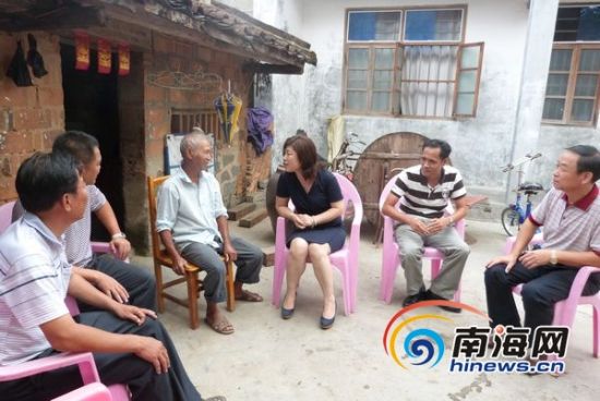 陵水成立了由县委副书记,政法委书记许红梅(右三)为组长的社会管理
