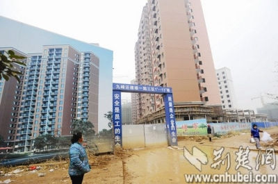 武汉九峰乡一还建楼工地塔吊倒塌 3名工人受重