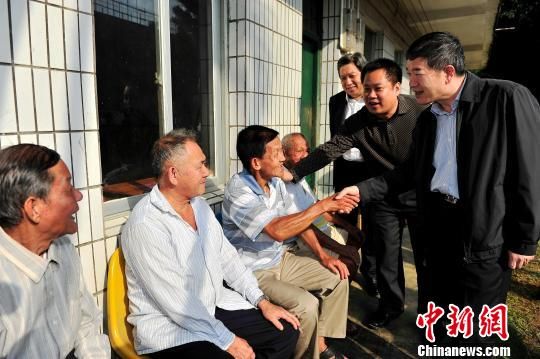 国侨办副主任任启亮慰问兴隆华侨农场敬老院老人