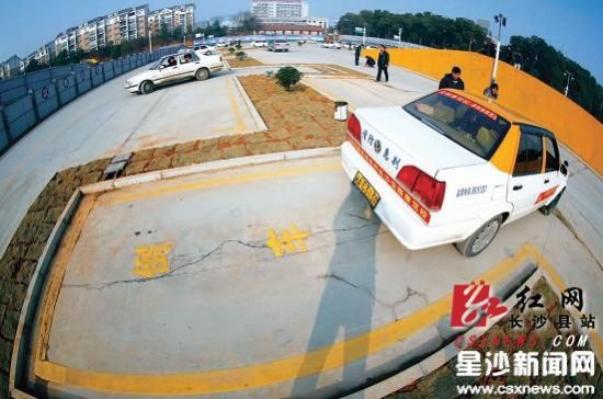 记者体验科目二考试 倒库没杆子还是有点可看