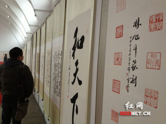 印章篆刻现身李辉毛体书法展 让观众了解中国传统艺术