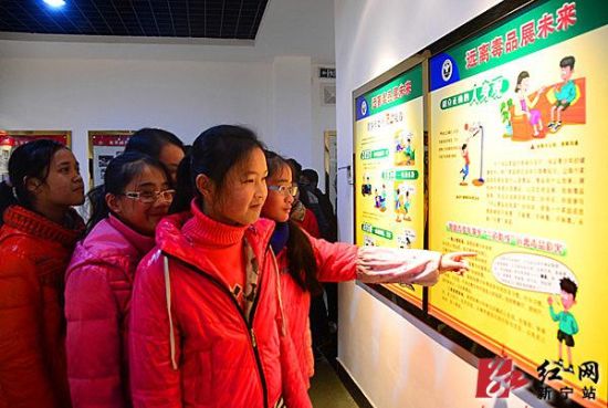 新宁县禁毒教育基地迎来近万人参观学习