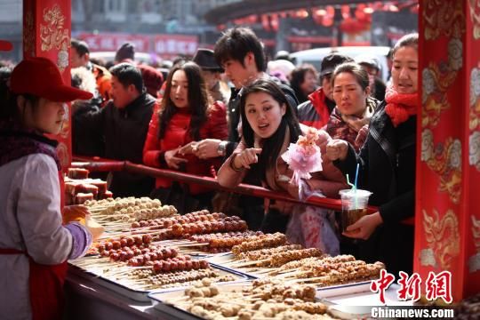 青岛民俗节合并成新气候 糖球会助力文化传承_新浪新闻