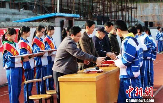 美籍华人为湖南常德28名学子颁发奖学金