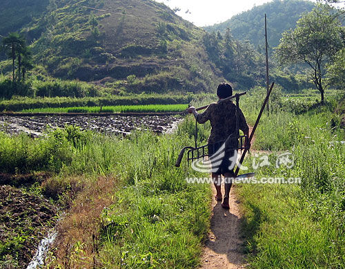 <em>农村留守妇女</em>期盼更多阳光_新浪新闻