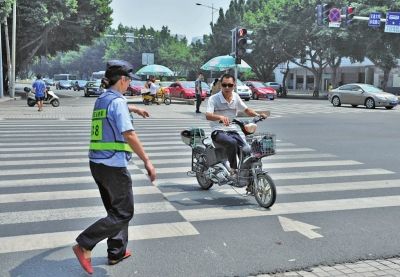 一名男子骑电动车闯红灯被拦下