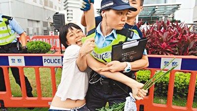 香港一名女子咬伤女警长左臂 定罪上诉被驳回_新浪新闻