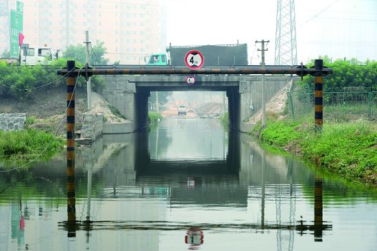 地道桥变成污水河