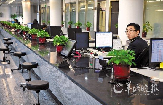 窗口现空岗 上班看球赛 政务办主任直面暗访镜