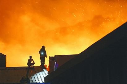 木材车间着火17辆消防车出动