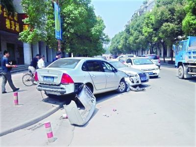 湖北汉口疯狂男子10分钟内抢两部车连续撞车