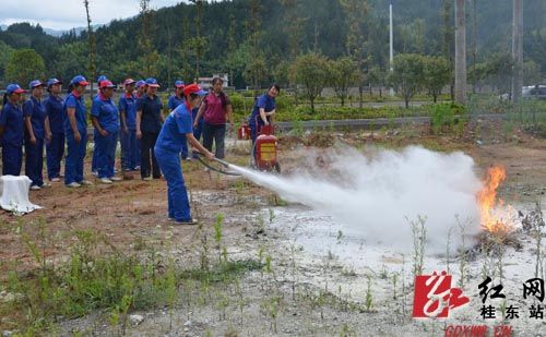 桂东:消防演练进加油站 提高应急救援能力