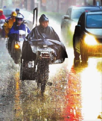 暴雨雷电突袭回家路