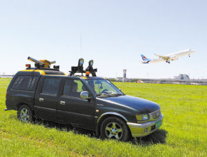 为了赶走小鸟儿,机场用上高科技