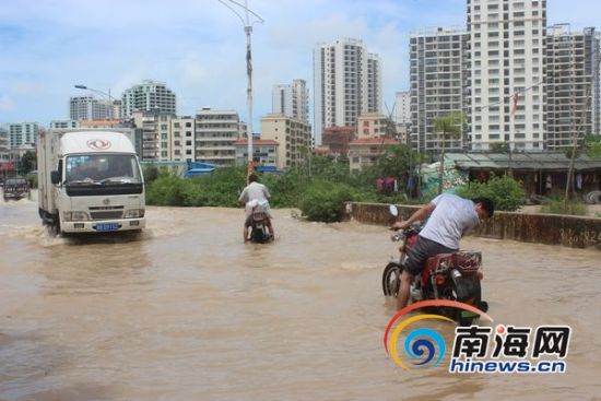 三亚大隆水库泄洪 南滨农场部分路段交通中断