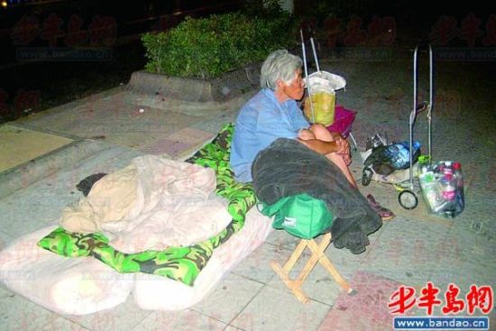 老太喜欢在外面睡 7月29日晚上9点左右,网友贝哥万岁万岁万万岁在威海路和洮南路交叉口,拍了一张老太太睡在人行道上的照片。满头白发的老太太侧躺在人行道上,一边是车水马龙的威海路,一边是人来人往的人行道,老太太似乎睡得还很香,旁边还放着一个小推车。 贝哥万岁万岁万万岁说,老奶奶与她儿子靠拾垃圾为生,原来住的地方堆满垃圾,被物业赶了出来,现在只能住马路。 当晚9点多,记者赶去威海路和洮南路交叉口,威海路上的车渐渐少了,公交站牌处两三个年轻男女等着最后一班车,站牌十米远处便是老太太睡觉的
