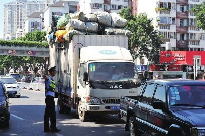 处150元罚款并扣机动车驾驶证3分;对违反规定