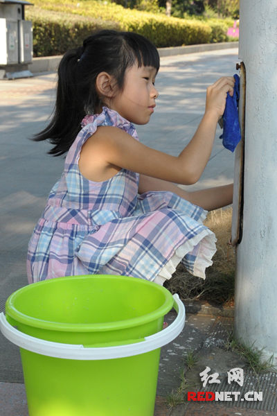 迎文明测评 岳阳市检察院开展义务清扫街道活动