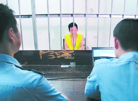 8月23日,江苏苏州某看守所审讯室,犯罪嫌疑人周禄宝在接受民警审讯.