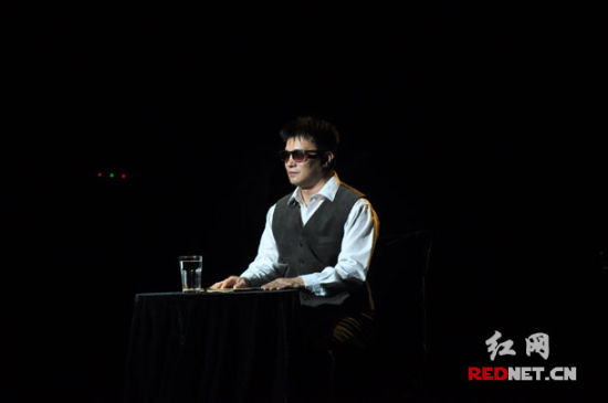 话剧《<em>塞纳河少女的面模</em>》长沙上演 由盲人担