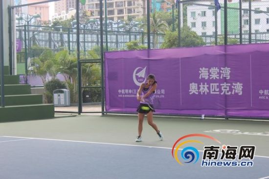 国际职业<em>女子网球</em>赛三亚<em>开球</em> 60名女将靓丽挥