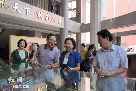 金秋九月感念师恩 刘莲玉走访慰问长沙中小学