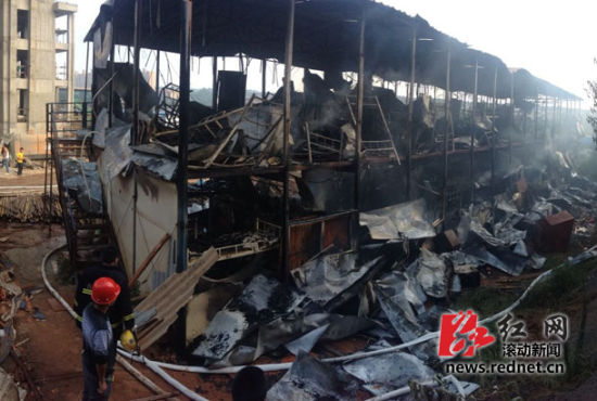 长沙一楼盘工棚起火 附近加油站切断电源避险