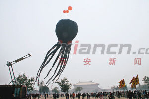 100米长!世界最大软体章鱼风筝亮相古城