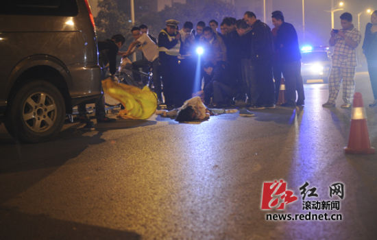 (10月29日晚,长沙万芙路和高家冲路交叉路口发生一起车祸,交警正在