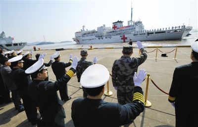 昨日,浙江舟山,中国海军14000吨位的"和平方舟"号医院船启程开赴