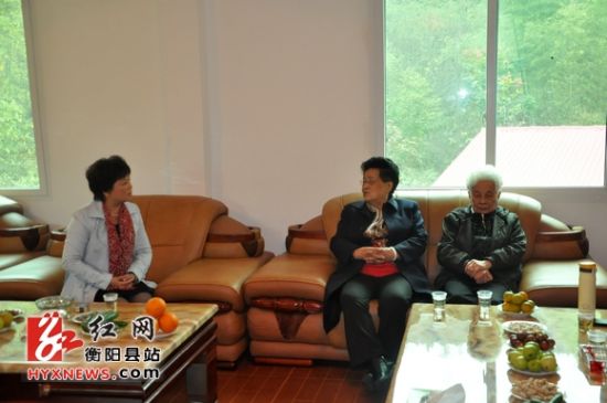 衡阳县宣传部长杨秋良会见八千湘女回湘考察