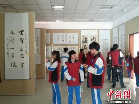 马来西亚万宁籍青少年参观书法展 感受中华文