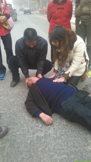 62岁老人晕倒街头没了呼吸