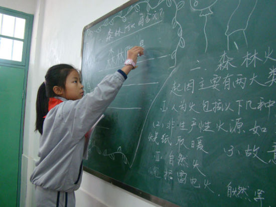 留守儿童朱善美品学兼优开朗懂事 帮父母管哥