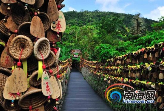 海南打造特色文化旅游 沉香油画产品受游客热捧_新浪新闻