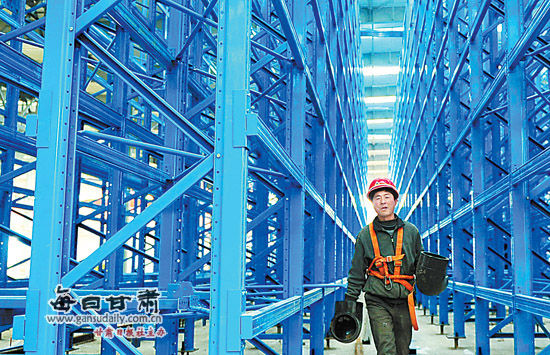 工人在天水长城电工产业园新厂房加紧安装设备